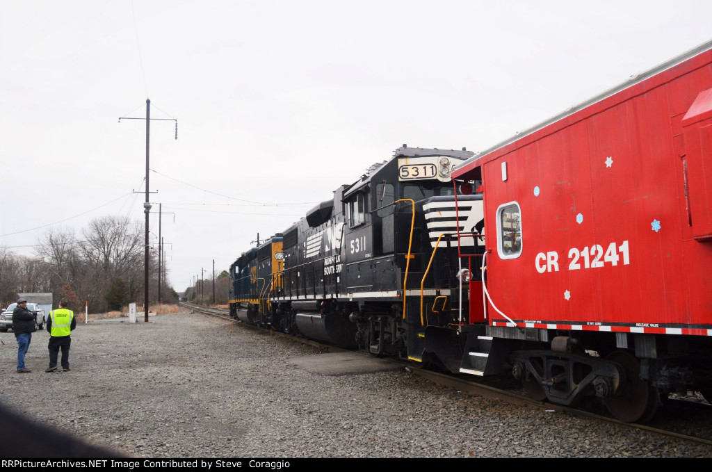 CSX 6210 & NS 5311  Long hood to Long Hood View